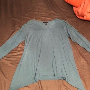 Medium 3/4 sleeve teal shirt